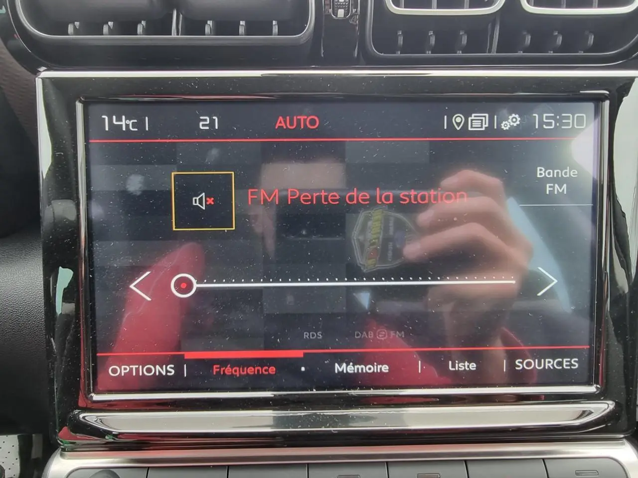 Écran tactile central de la Citroën C3 Aircross affichant la radio FM en mode silencieux à 15h30.