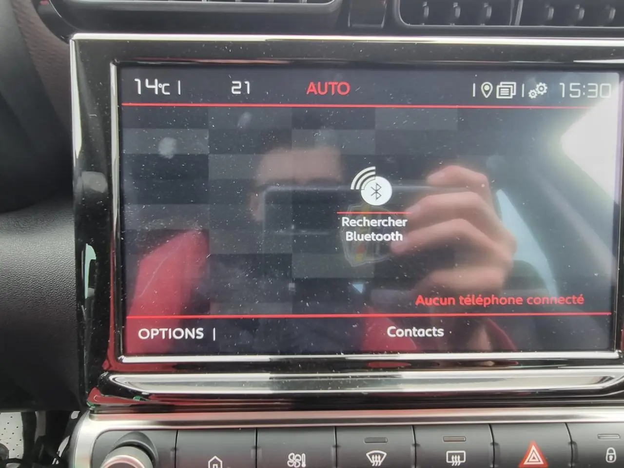 Vue rapprochée de l'écran tactile central du Citroën C3 Aircross affichant la recherche Bluetooth, intérieur noir.