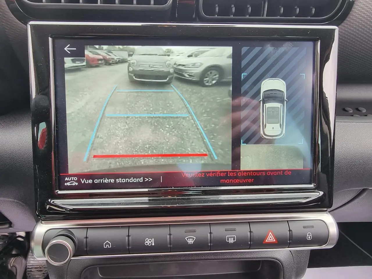Écran tactile central montrant la caméra de recul et la vue 360° du Citroën C3 Aircross gris Artence, intérieur avant.