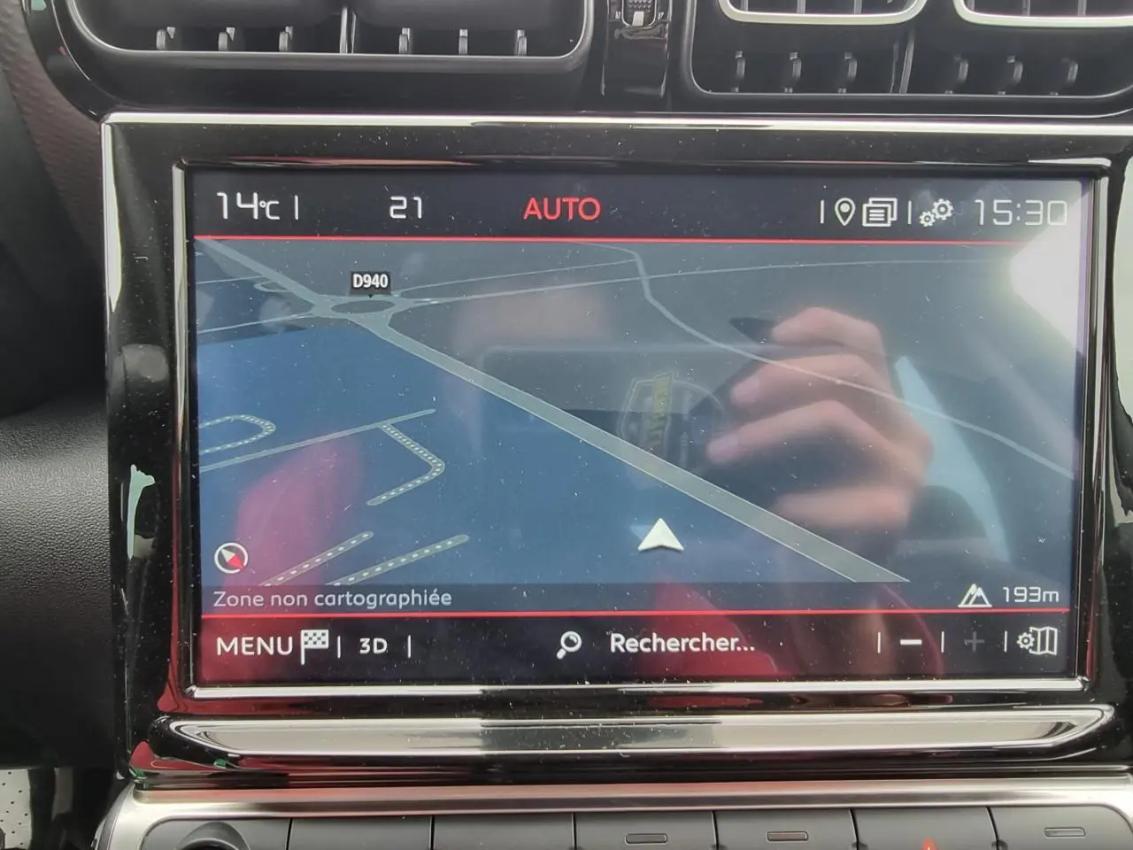 Écran tactile GPS 9 pouces du Citroën C3 Aircross gris, affichant une carte avec navigation en cours.