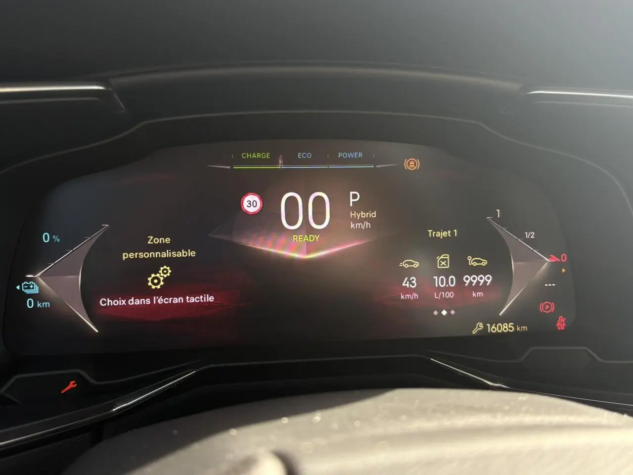 Tableau de bord numérique du DS7 1.6 E-Tense 225, affichage hybride avec infos de conduite et autonomie.