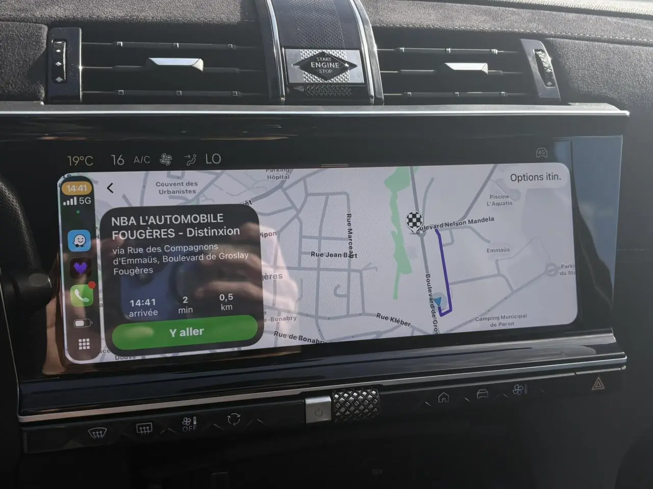 Écran tactile central du DS7 1.6 E-Tense 2024 montrant la navigation 3D avec interface Apple CarPlay.
