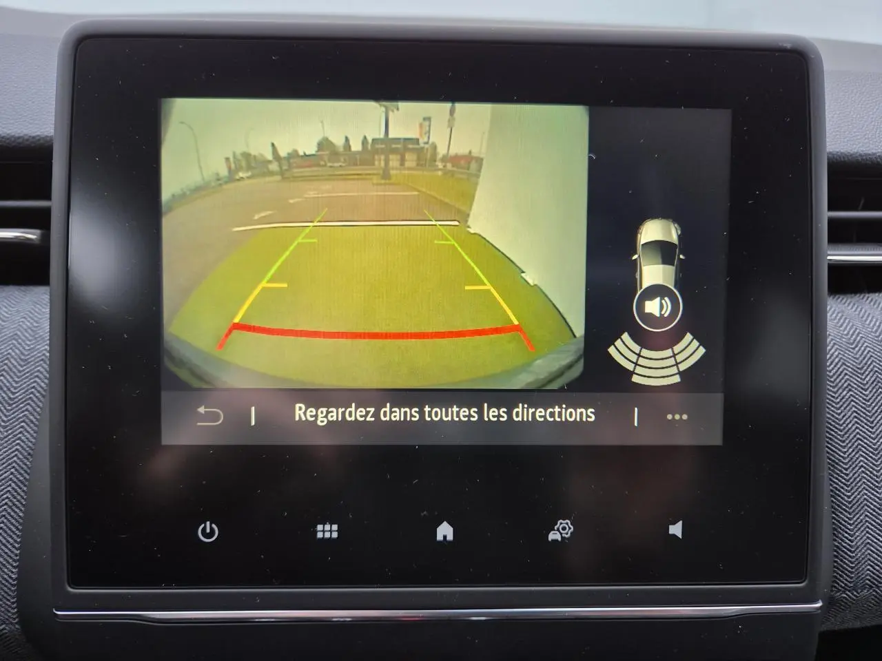 Écran multimédia de Renault Clio 2025 affichant la caméra de recul avec guidage de stationnement.