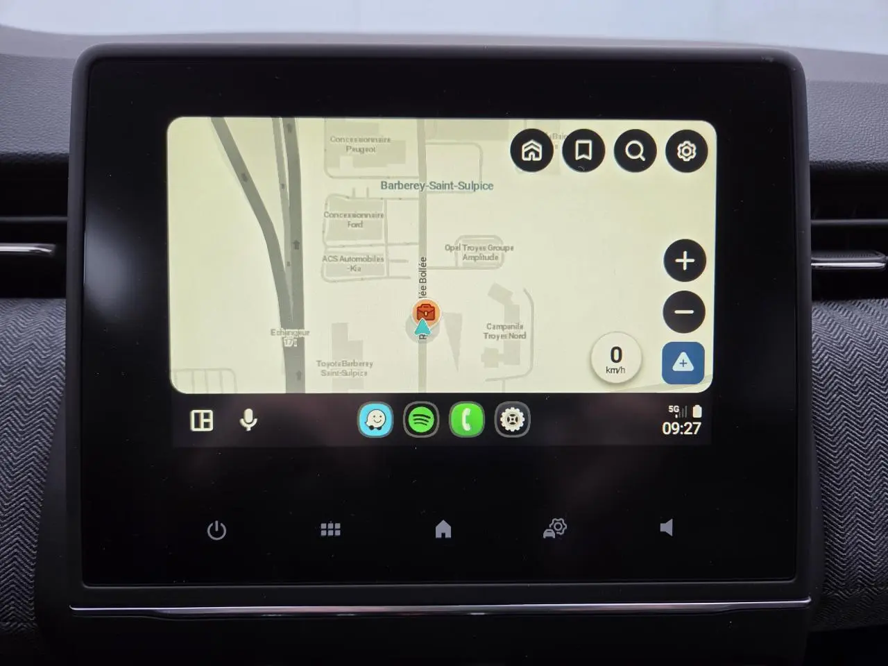 Écran tactile multimédia affichant la navigation GPS dans l'habitacle d'une Renault Clio gris schiste.