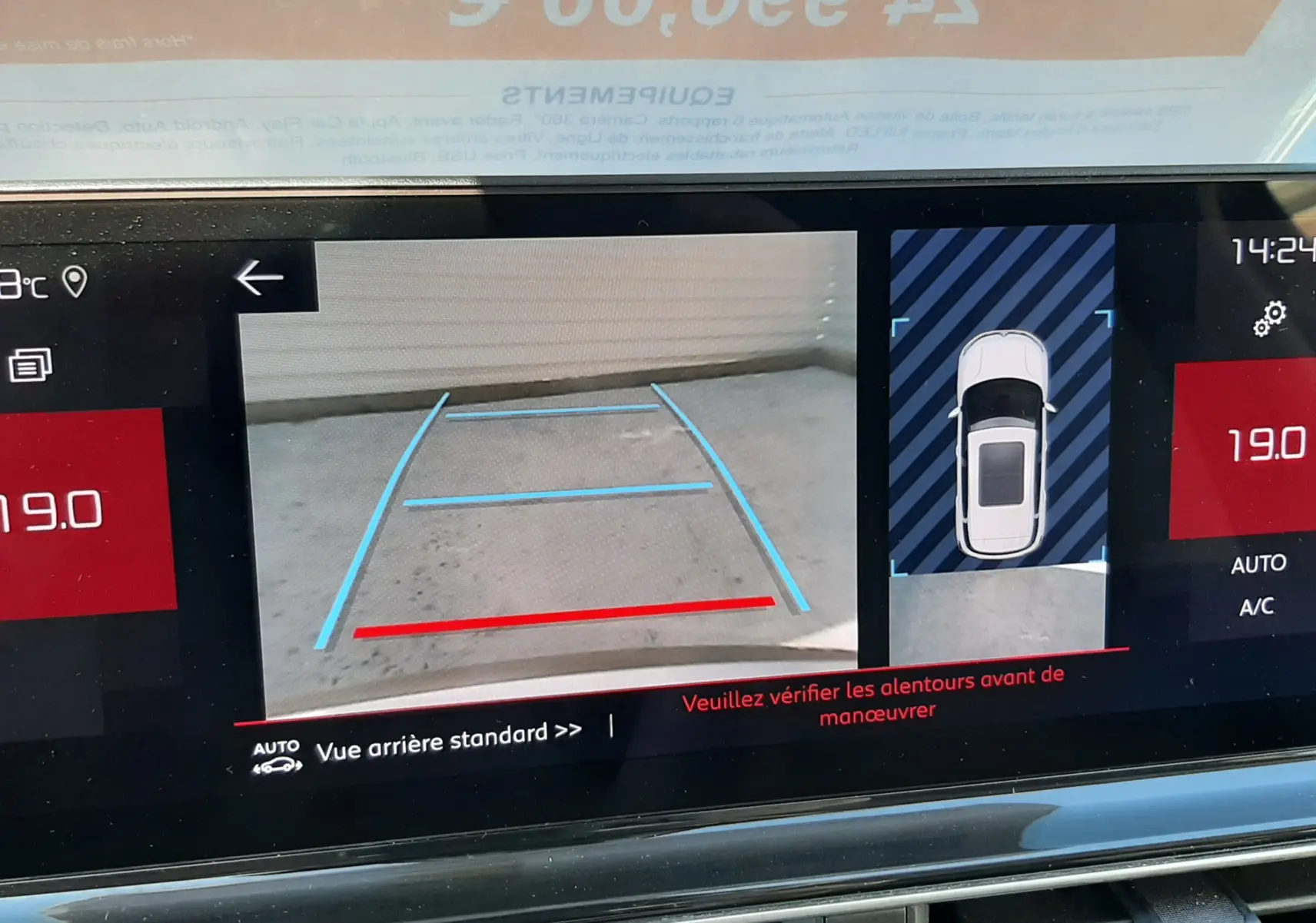 Écran de caméra de recul du Citroën C5 Aircross Hybrid 136 e-DCS6 Max, affichant la vue arrière avec guidage de trajectoire.
