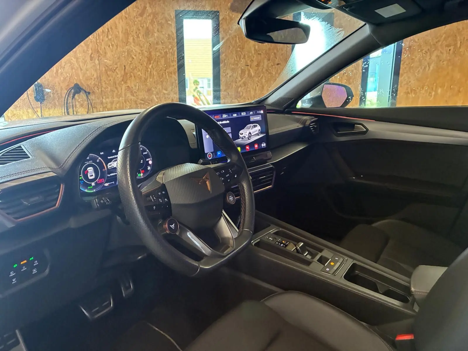 Vue intérieure côté conducteur de la CUPRA Formentor gris 2024, tableau de bord numérique et écran tactile central.