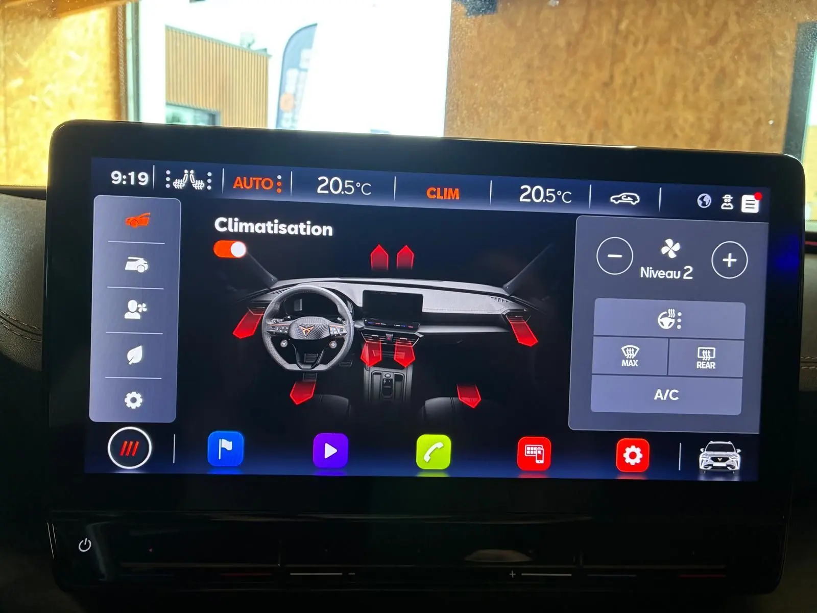 Écran tactile intérieur de la CUPRA Formentor 1.4 E-HYBRID 2024 montrant les réglages de climatisation.