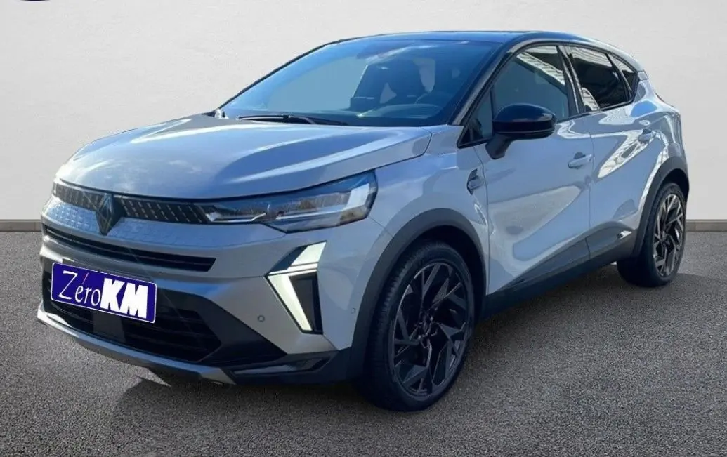Renault Captur II Ph.2 blanc nacré en 3/4 avant droit, avec jantes noires et calandre moderne distinctive.