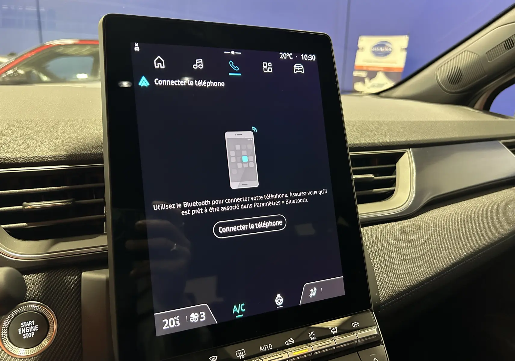 Écran tactile central vertical du Renault Captur blanc nacré, avec affichage de la connexion Bluetooth au téléphone.