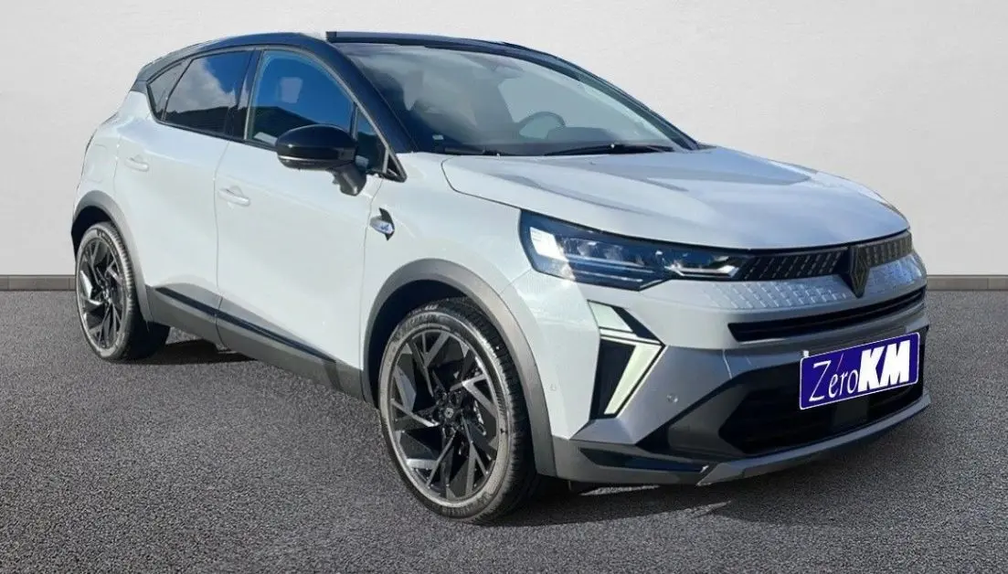 Renault Captur II Ph.2 blanc nacré en 3/4 avant droit, avec toit noir et jantes alliage noires distinctives.