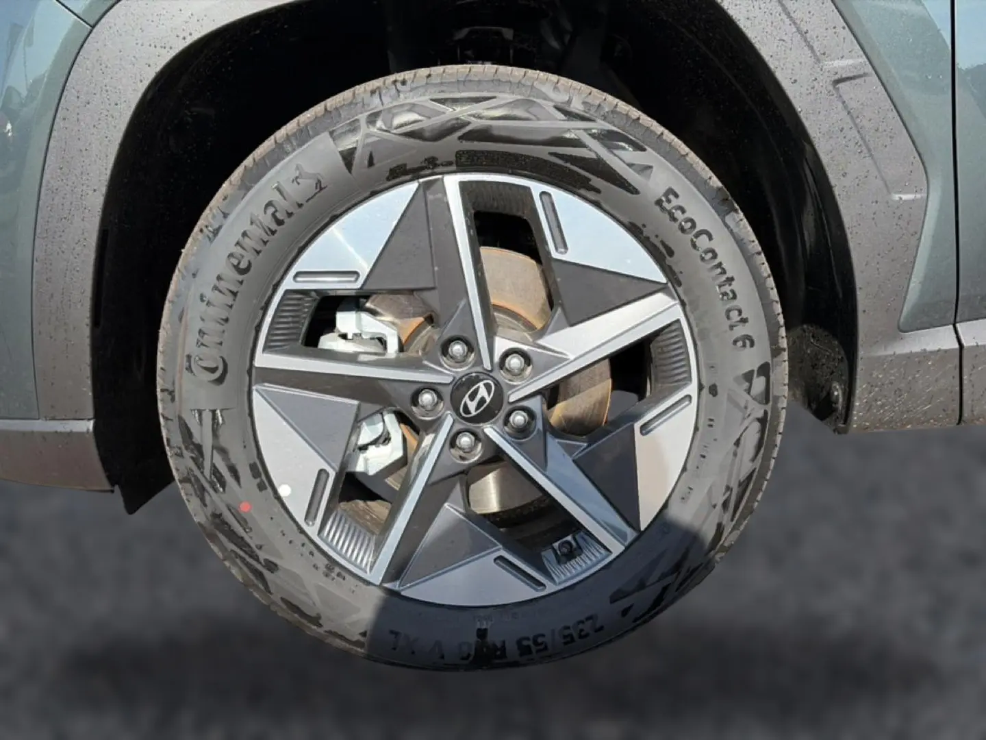 Gros plan sur la roue avant droite du Hyundai Tucson vert 2026, jante alu 18 pouces au design moderne.