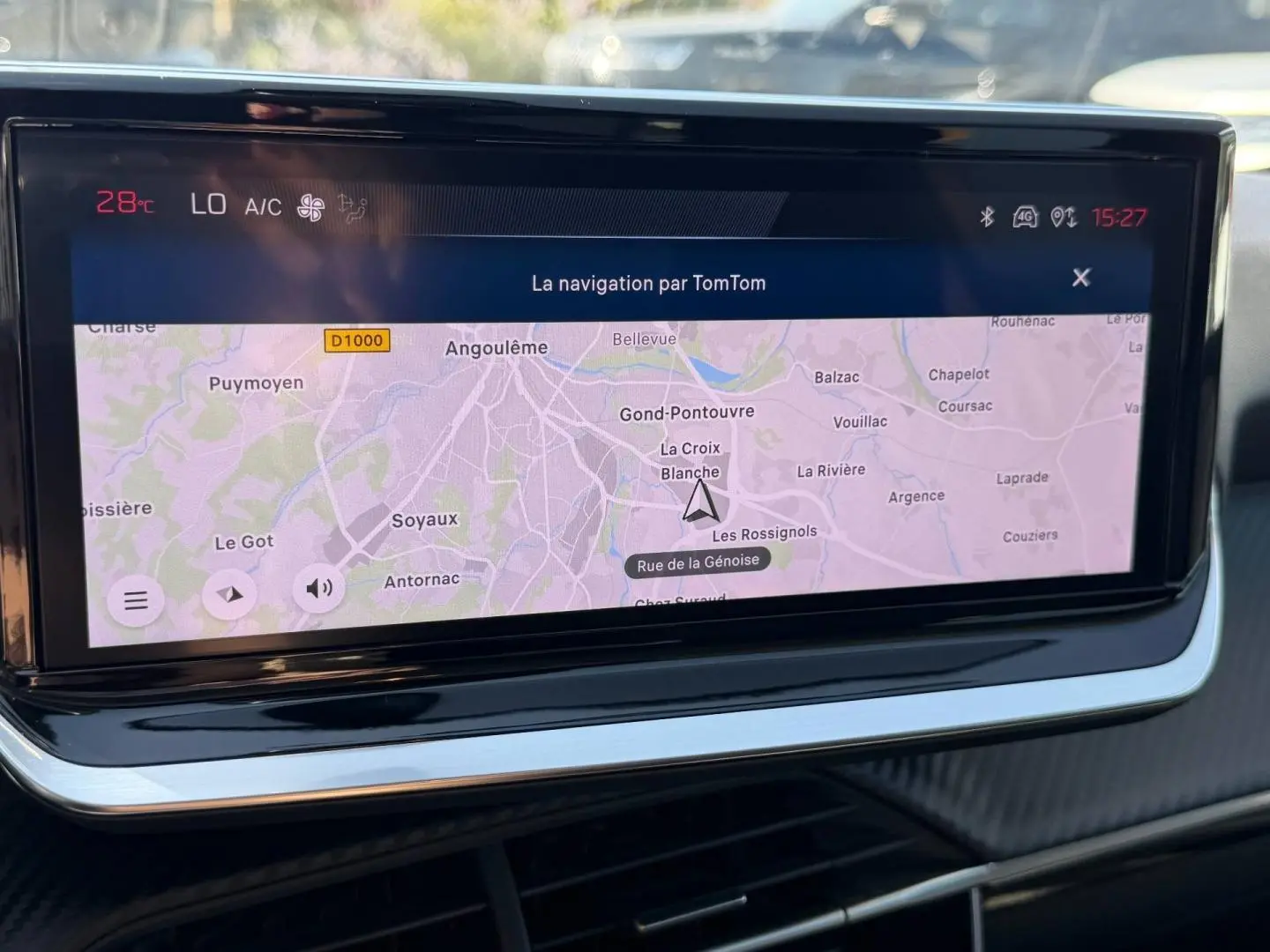 Écran tactile central de navigation TomTom dans l’habitacle d’une Peugeot 208 1.2 100ch gris Artense, vue rapprochée.