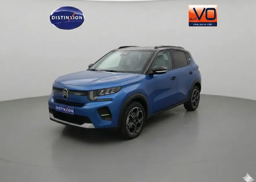 Citroën C3 Turbo 100 ch bleu en 3/4 avant droit, avec jantes alliage 17 pouces et barres de toit noires.