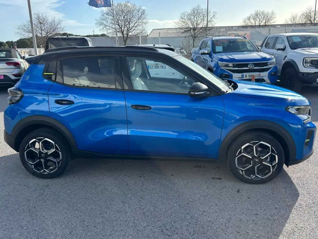 Profil côté gauche d'une Citroën C3 Turbo 100 ch bleu 2025 avec jantes alliage noires et toit noir.