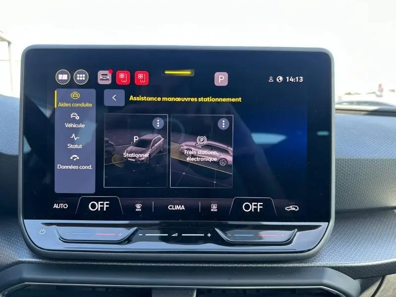 Écran tactile central du SEAT LEON ST 2025 affichant l'assistance aux manœuvres de stationnement dans un intérieur moderne.