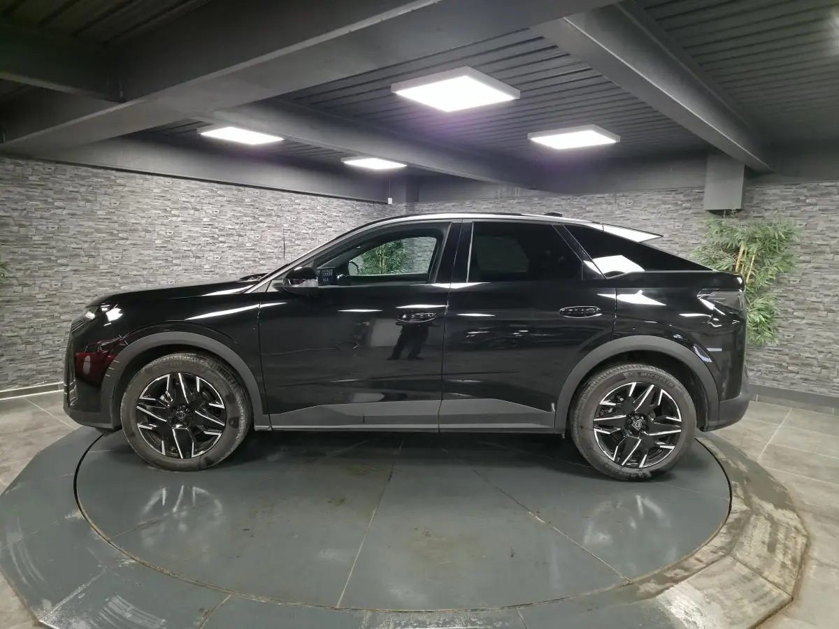 Peugeot 3008 hybride noire vue de profil côté gauche, avec jantes alliage noires et détails noirs laqués.