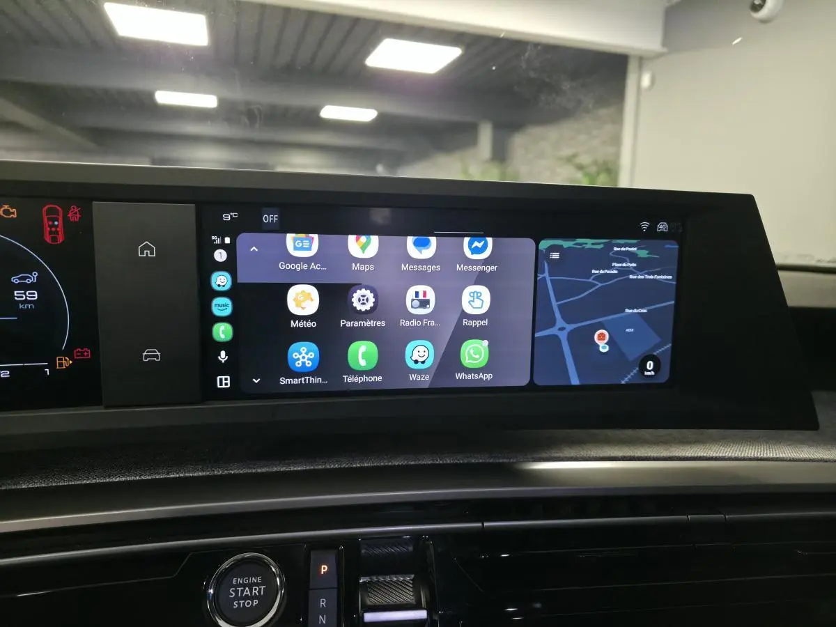 Vue intérieure du tableau de bord du Peugeot 3008 noir 2025, avec écran tactile multifonction affichant applications et navigation.