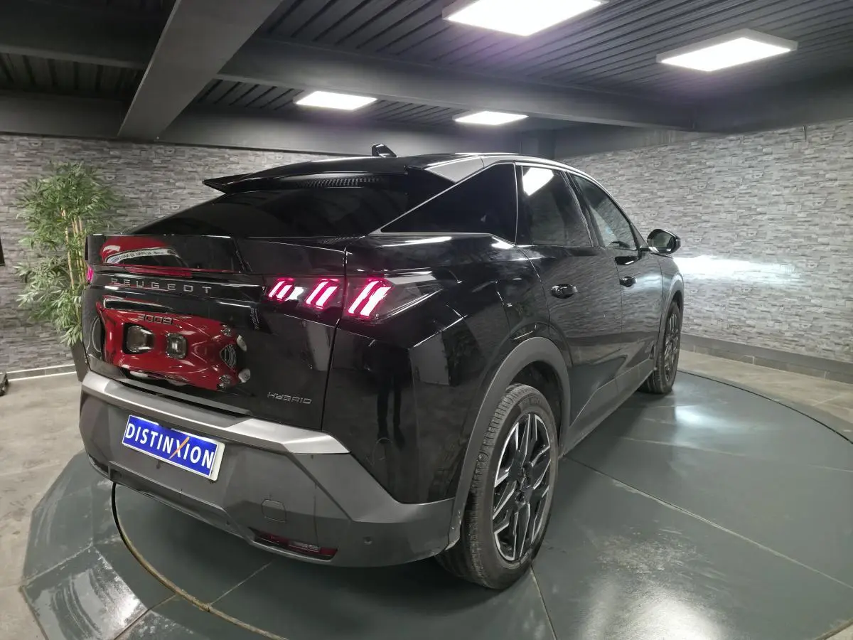 Vue 3/4 arrière droite du Peugeot 3008 noir hybride avec feux arrière LED à 3 griffes et jantes alliage 19 pouces.