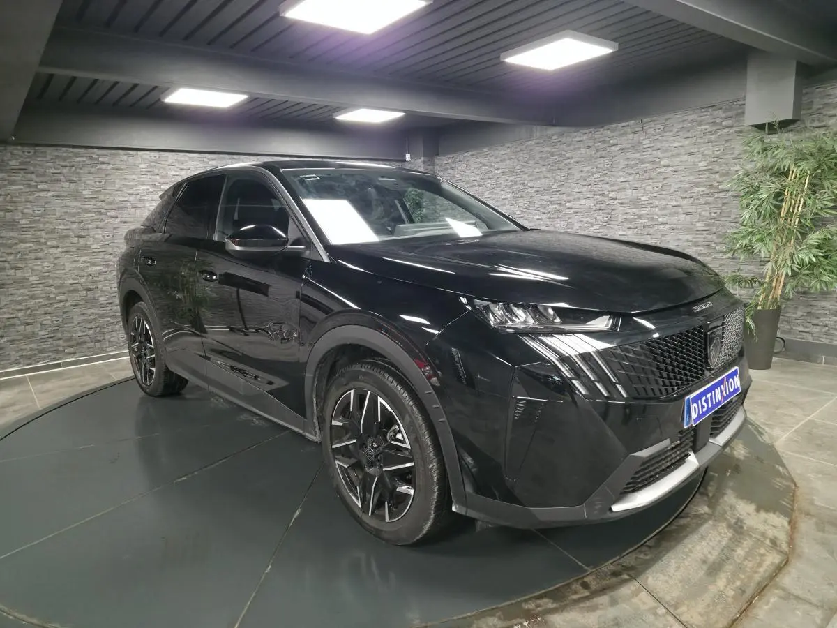 Peugeot 3008 noir en 3/4 avant droit, avec jantes alliage noires et calandre distinctive noire laquée.