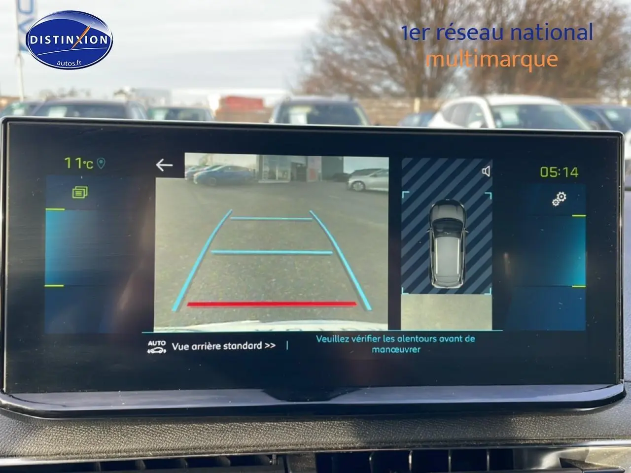 Écran tactile intérieur montrant la caméra de recul et l’aide au stationnement du Peugeot 3008 bleu 2024.
