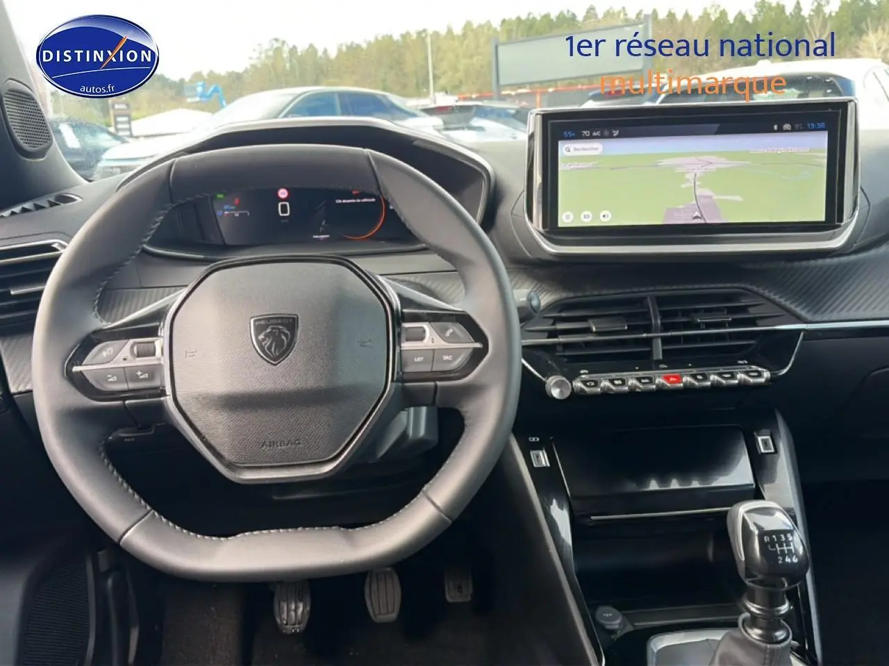 Vue intérieure du poste de conduite du Peugeot 2008 noir 2025, avec volant multifonction et écran tactile central.