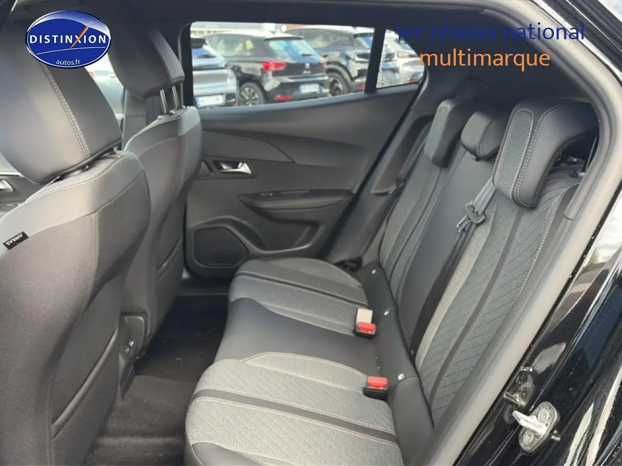 Vue intérieure côté droit des sièges arrière en tissu et cuir noir de la Peugeot 2008 1.2 100 allure 2025.