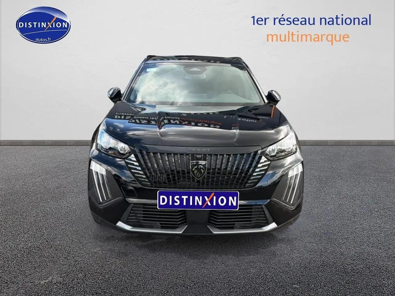 Vue frontale d'un Peugeot 2008 noir 2025 avec calandre verticale et feux LED distinctifs.