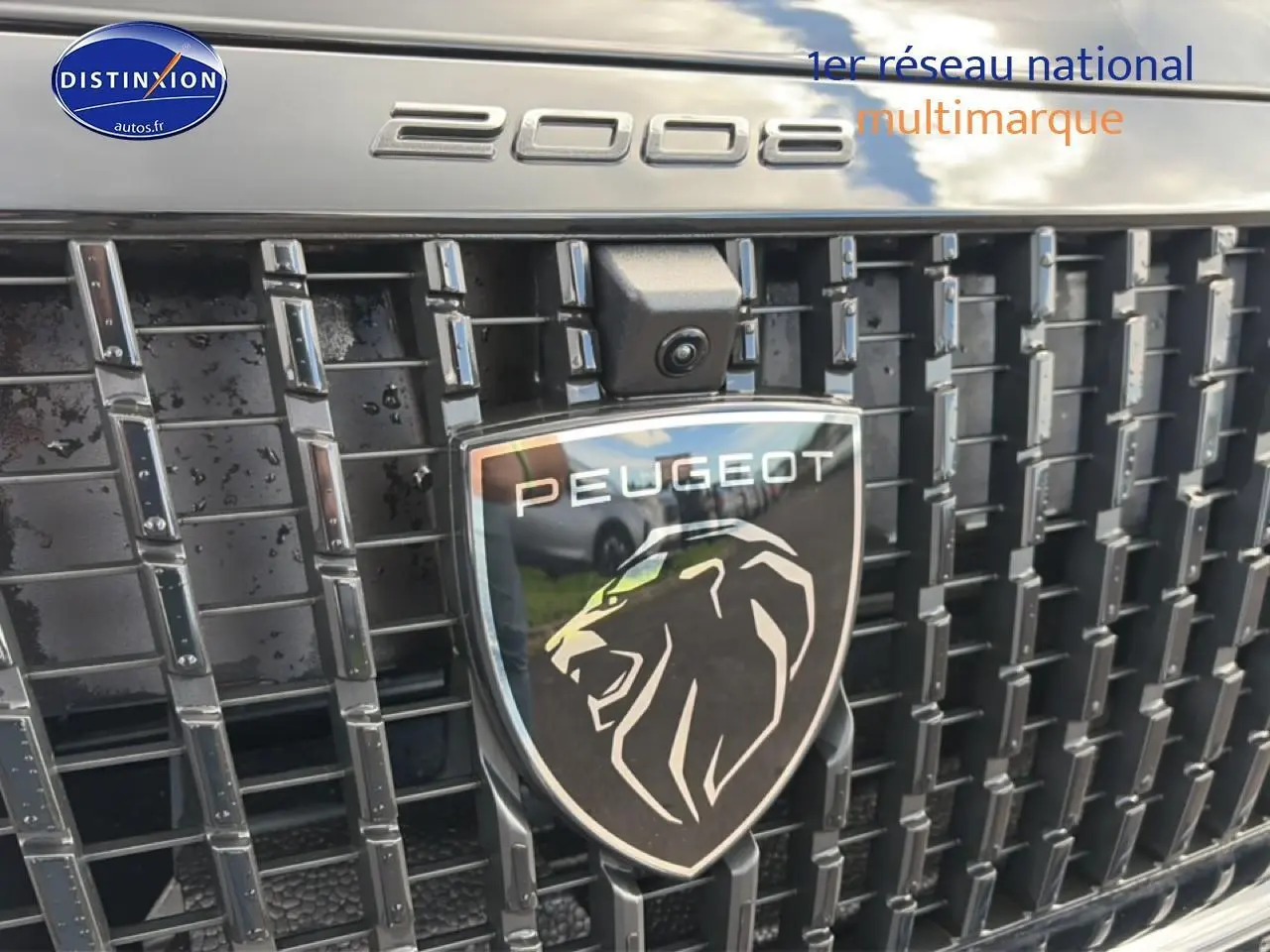 Gros plan sur la calandre noire du Peugeot 2008 2025 avec logo lion et inscription 2008 chromée.