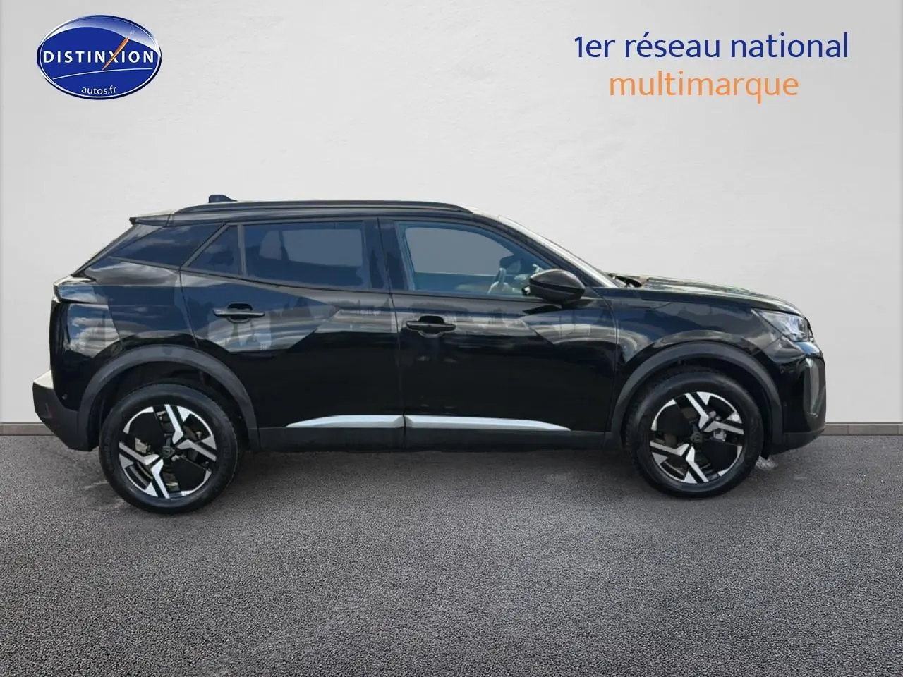 Profil côté gauche du Peugeot 2008 noir 2025 avec jantes alliage et vitres teintées sur fond neutre.
