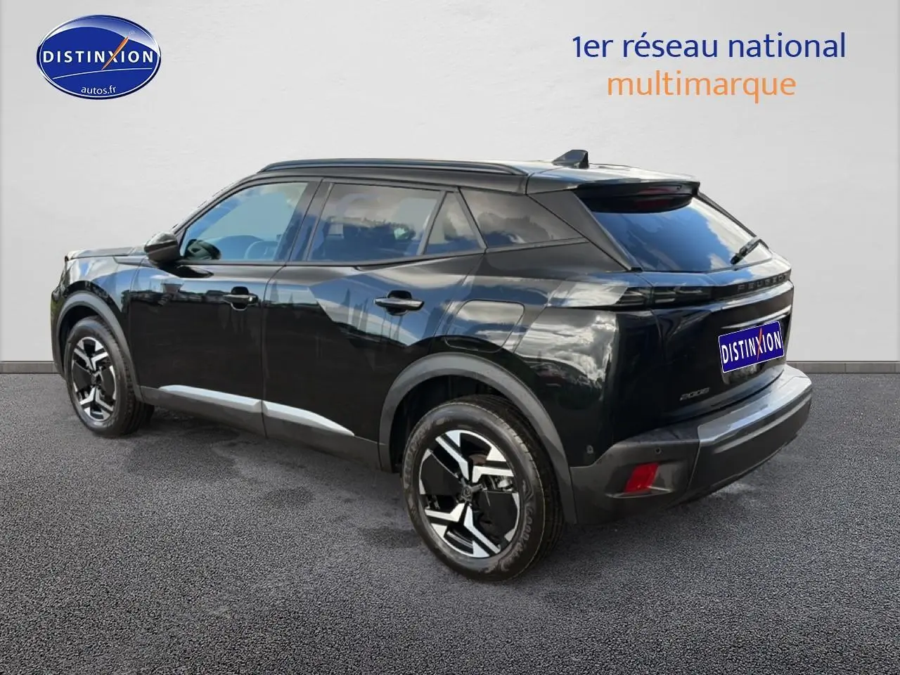 Peugeot 2008 noir vue 3/4 arrière droit, avec jantes alliage et vitres arrière teintées.