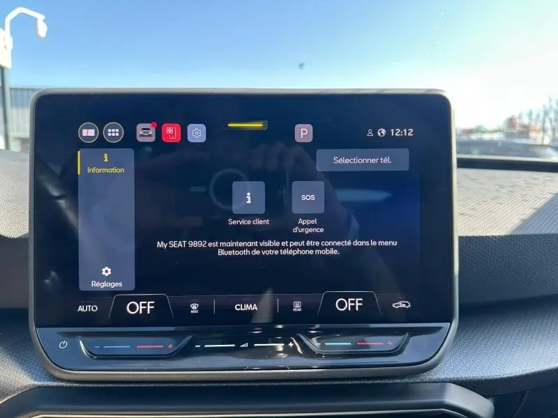 Écran tactile central du tableau de bord du SEAT LEON ST 2025 affichant le menu d'informations et réglages.