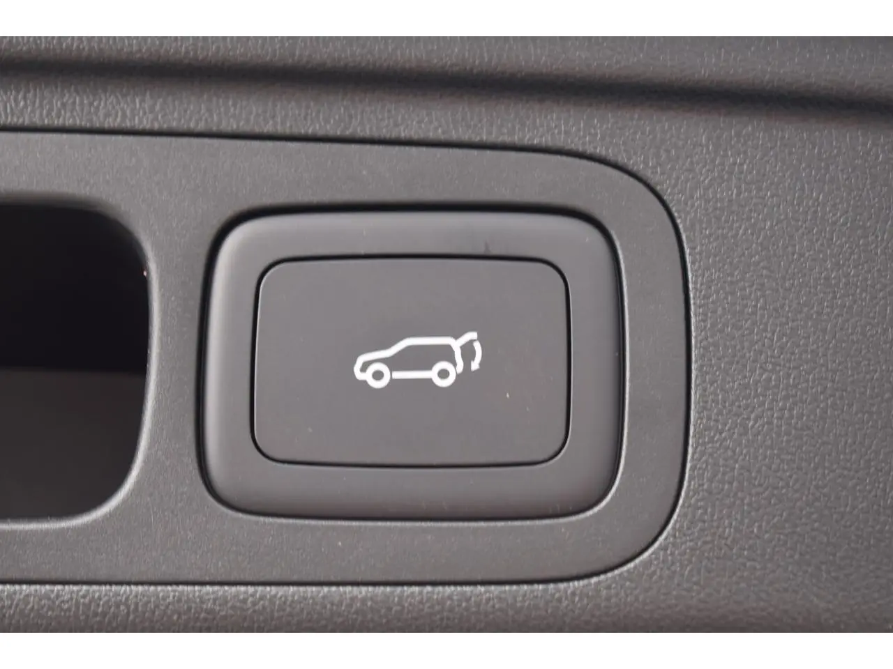 Bouton intérieur noir pour ouverture électrique du hayon sur MG MOTOR EHS 1.5 Hybrid+ 224 ch Luxury 2026.