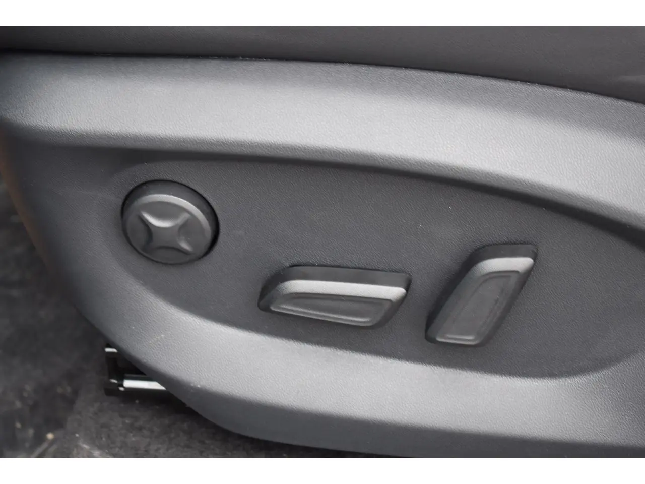 Gros plan sur les commandes de réglage électrique du siège conducteur noir du MG Motor EHS 1.5 Hybrid+ 224 ch Luxury.