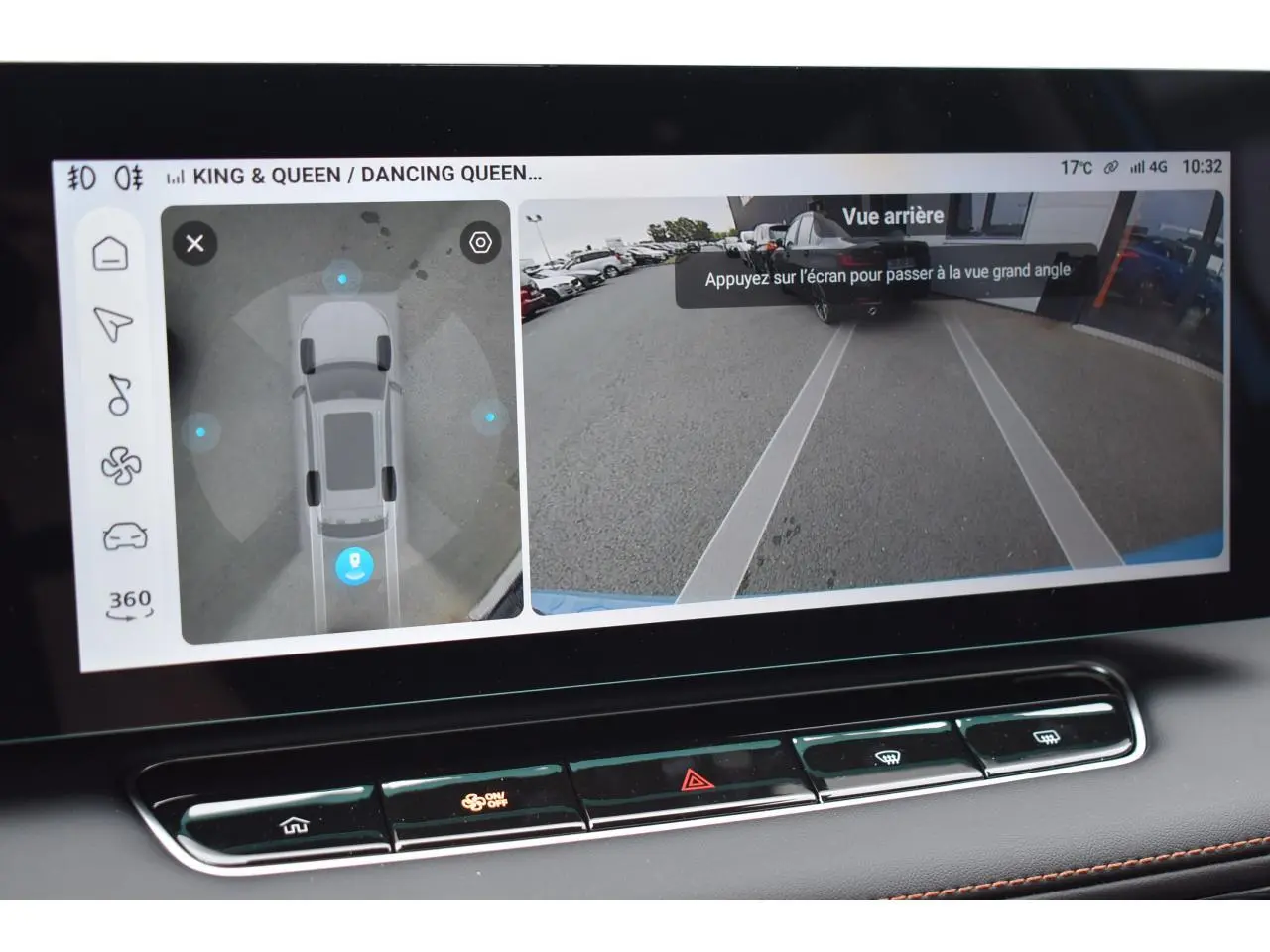 Écran tactile intérieur affichant la caméra 360° et vue arrière du MG Motor EHS bleu en stationnement.