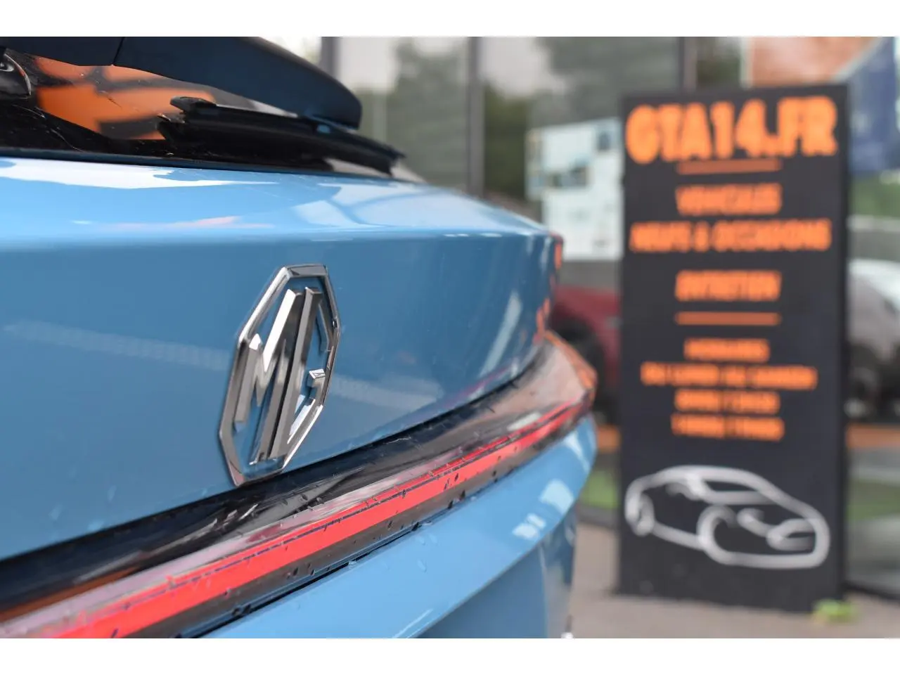 Gros plan sur l'arrière bleu métallisé du MG Motor EHS 1.5 Hybrid+ 224 ch avec logo MG et feu arrière LED fin.