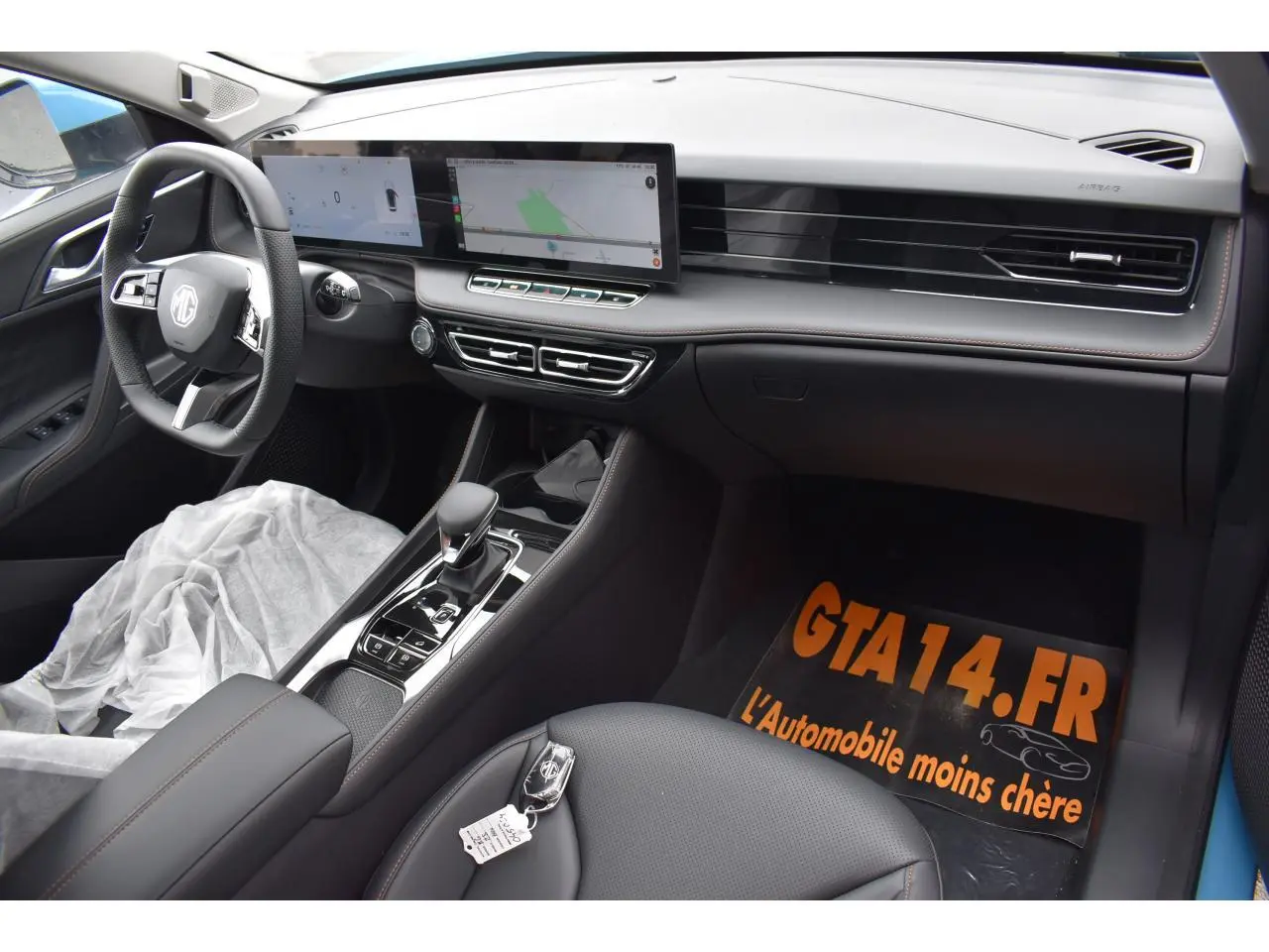 Vue intérieure côté conducteur du MG MOTOR EHS 1.5 Hybrid+ 224 ch Luxury, avec tableau de bord numérique et écran tactile large.