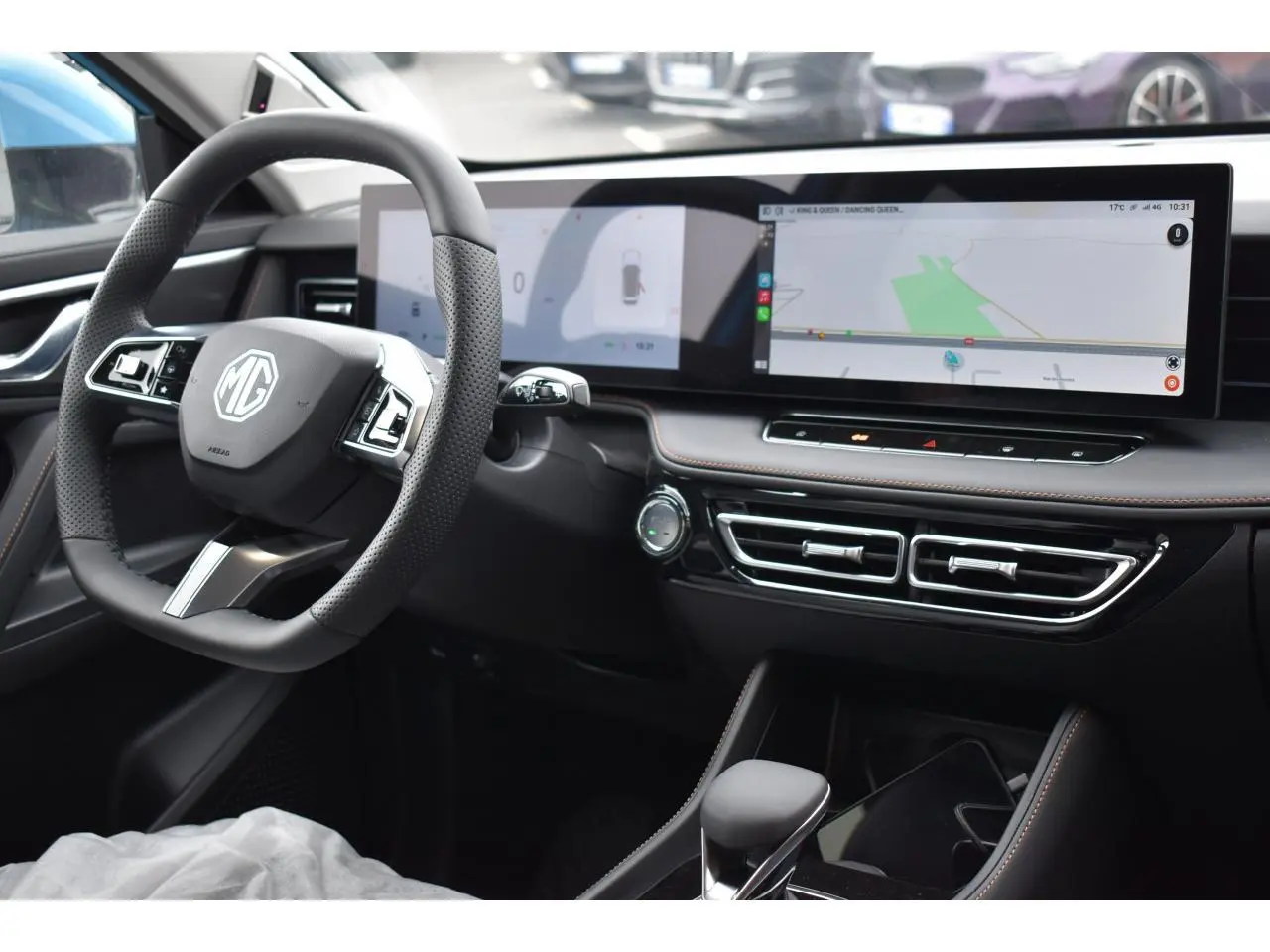 Vue intérieure côté conducteur du MG Motor EHS 1.5 Hybrid+ 224 ch Luxury, avec tableau de bord numérique et écran tactile panoramique.
