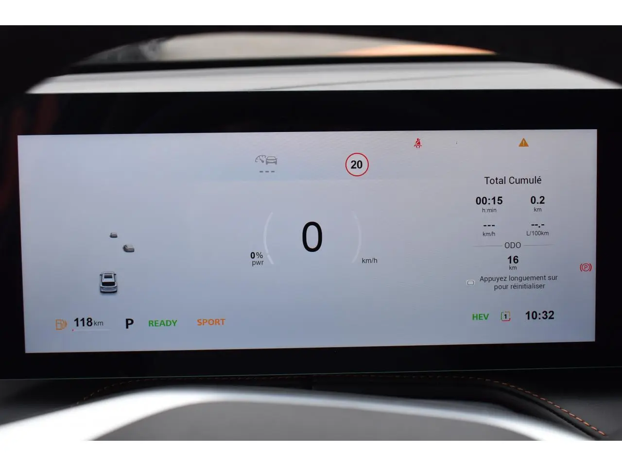 Affichage numérique du tableau de bord MG MOTOR EHS 1.5 Hybrid+ 224 ch Luxury, vue frontale, interface claire et moderne.
