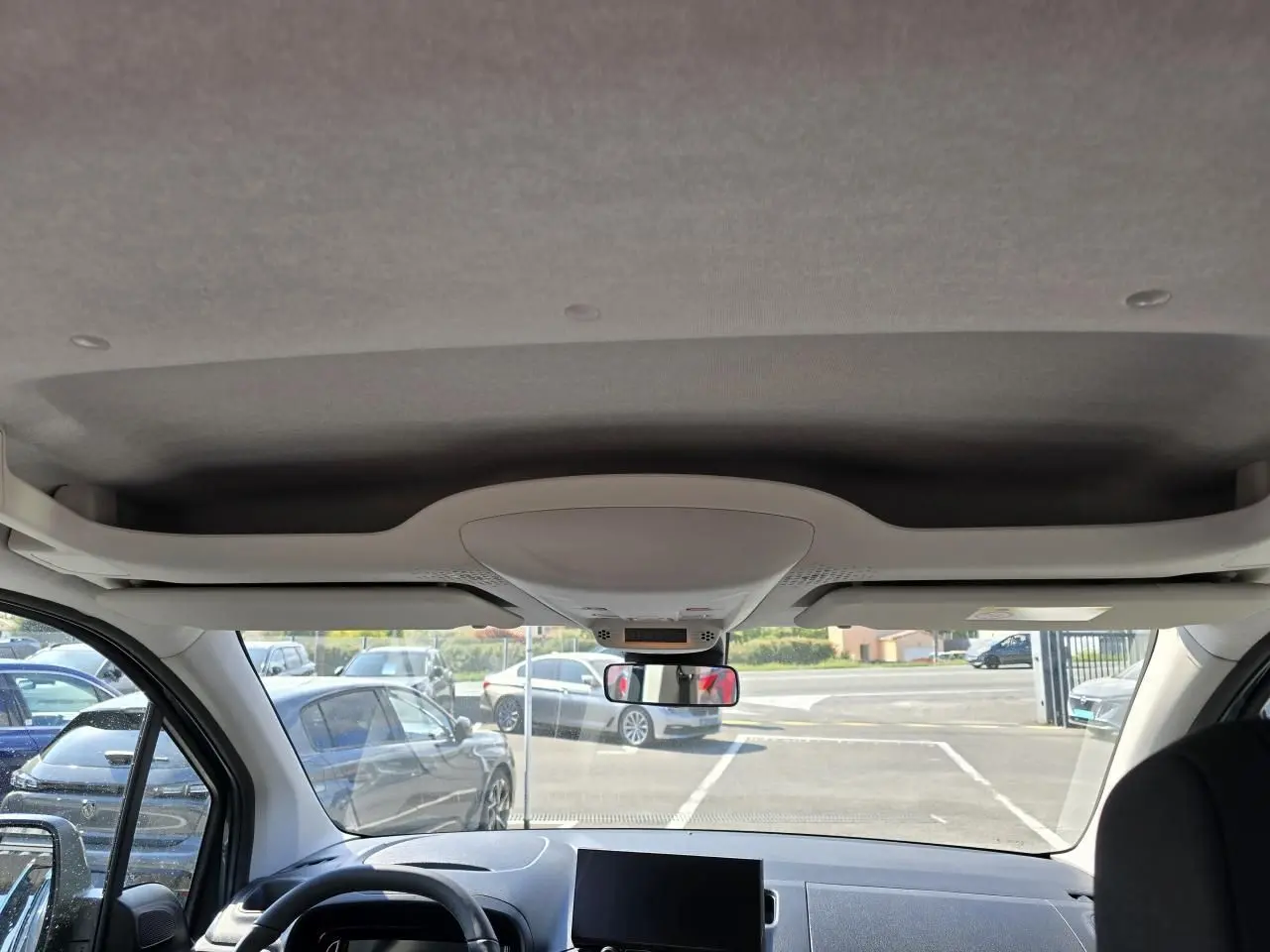 Vue intérieure avant du Citroën Berlingo 2025, tableau de bord et volant cuir multifonction visibles.
