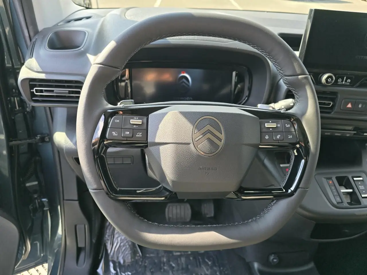 Vue rapprochée du volant cuir multifonction du Citroën Berlingo bleu Kiama 2025 avec tableau de bord moderne.
