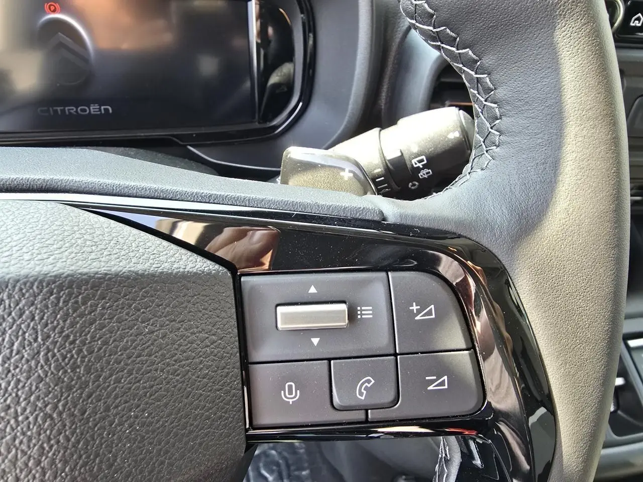Gros plan sur les commandes vocales et audio du volant cuir du Citroën Berlingo III M 1.5 BlueHDi 130 2025.