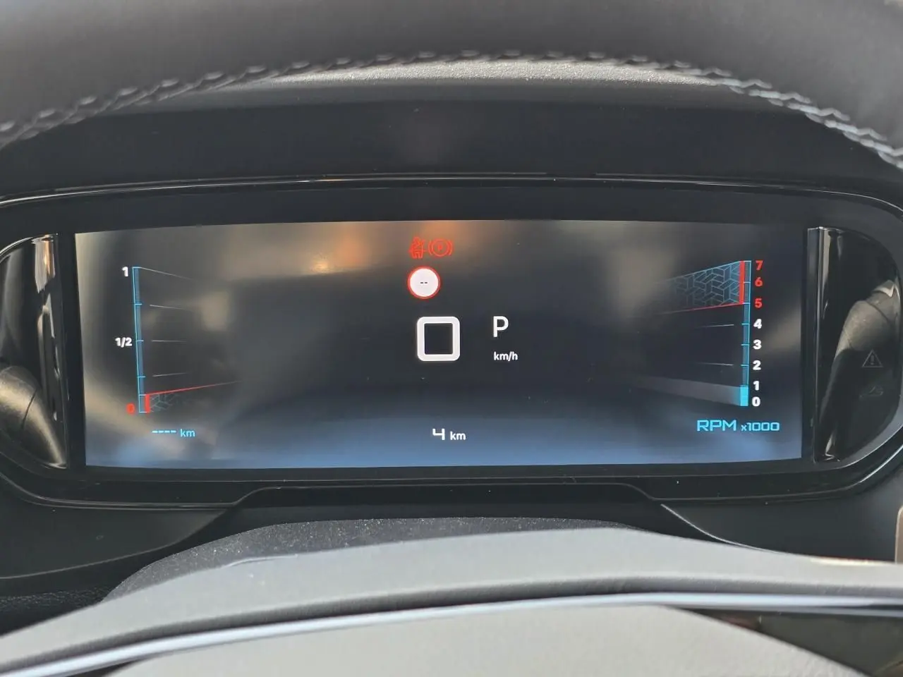 Affichage numérique du tableau de bord du Citroën Berlingo 2025, indiquant le mode parking et 4 km au compteur.