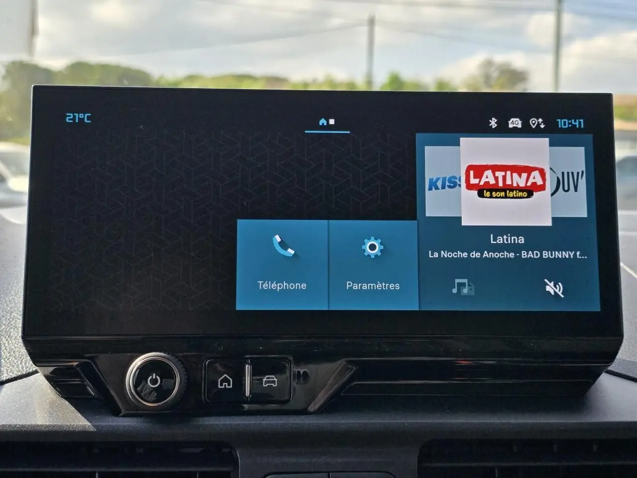 Écran tactile central du tableau de bord du Citroën Berlingo 2025 affichant les options téléphone et paramètres.