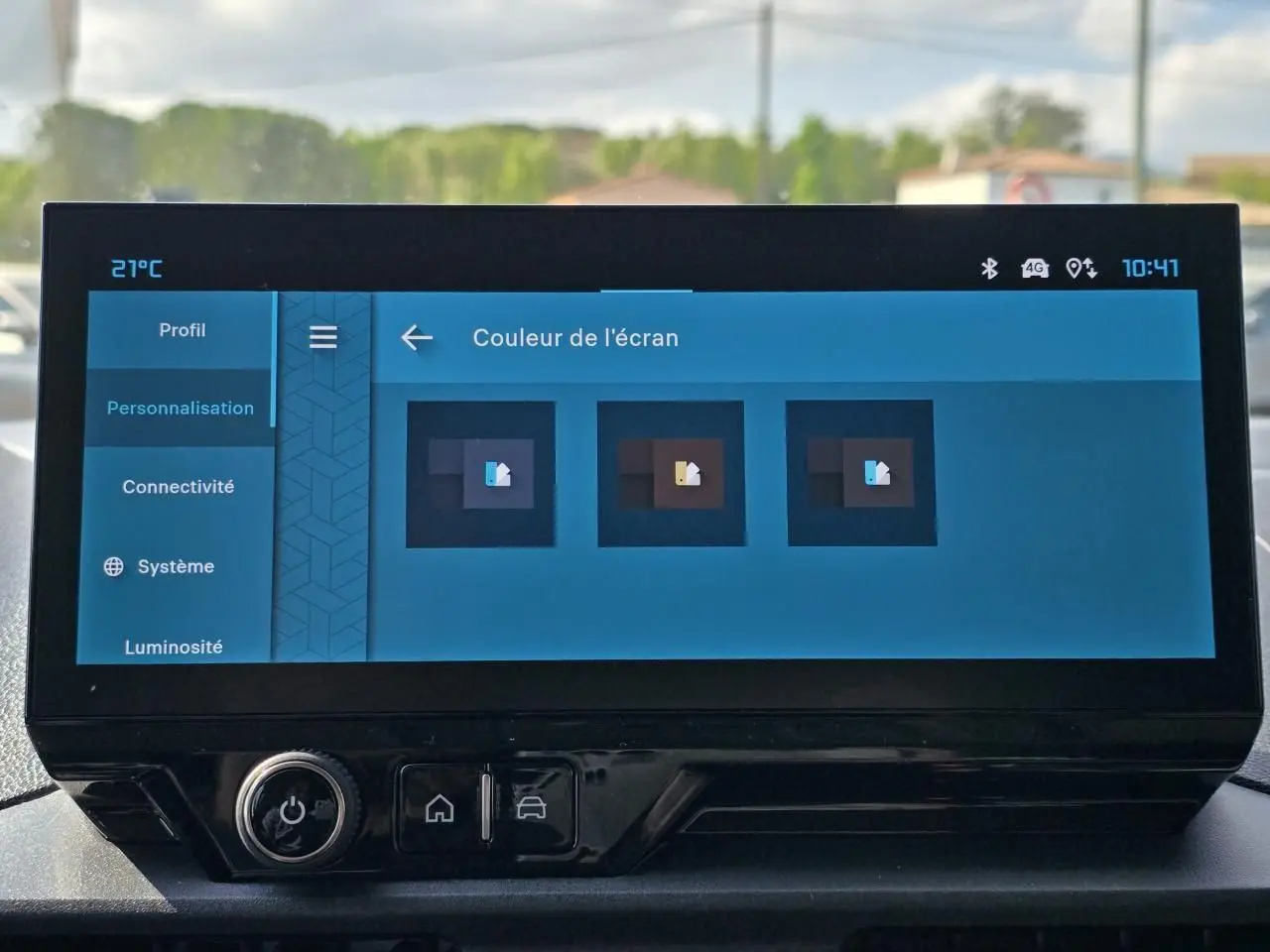 Écran tactile central du Citroën Berlingo 2025 affichant le menu de personnalisation des couleurs d'écran.