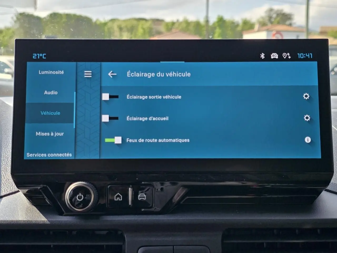 Écran tactile du tableau de bord du Citroën Berlingo 2025 affichant les réglages d'éclairage du véhicule.