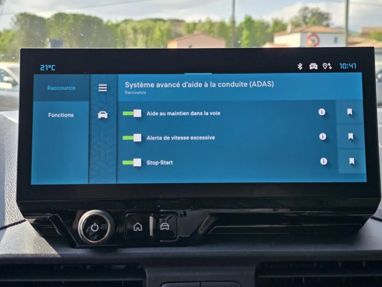 Écran tactile central du Citroën Berlingo bleu Kiama, affichant les aides à la conduite avancées (ADAS).