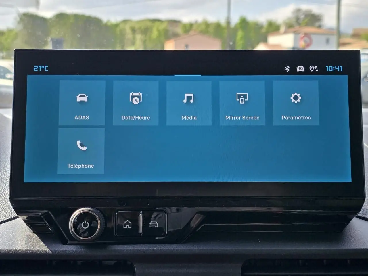 Écran tactile central du tableau de bord du Citroën Berlingo 2025 affichant les options ADAS, média et téléphone.