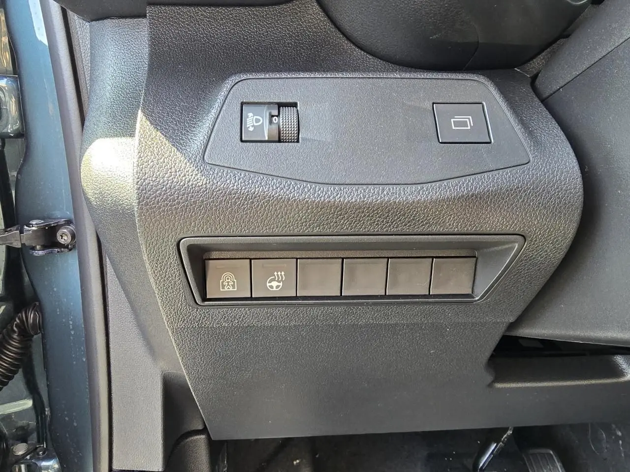 Vue rapprochée des commandes latérales gauche du tableau de bord du Citroën Berlingo bleu Kiama métal 2025.
