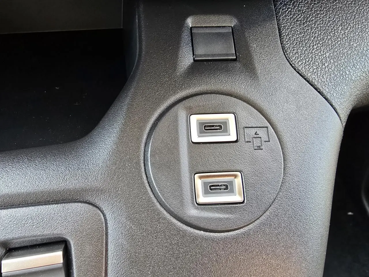 Gros plan sur deux ports USB-C intégrés dans la console centrale d'un Citroën Berlingo 2025.