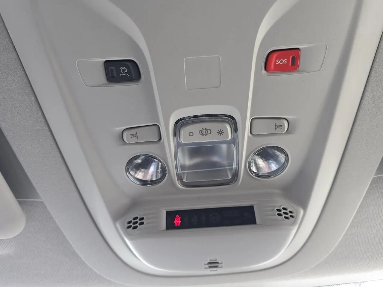 Plafonnier intérieur avec commandes d'éclairage et bouton SOS du Citroën Berlingo bleu Kiama Metal 2025.